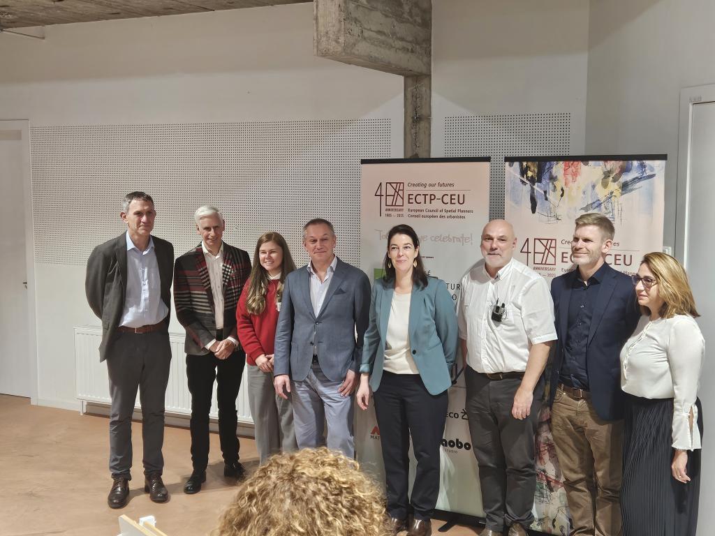 Nová Executive Commitee. V strede Catherine Vilquin ako nová prezidentka ECTP-CEU.